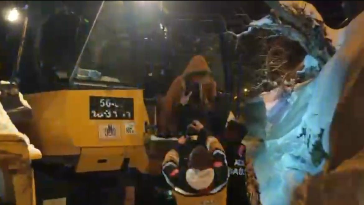 SİİRT’İN ŞİRVAN İLÇESİNDE DEVRİLEN SOBA SONUCU KOLUNDAN YARALANAN 10 YAŞINDAKİ ÇOCUK, İŞ MAKİNASI...