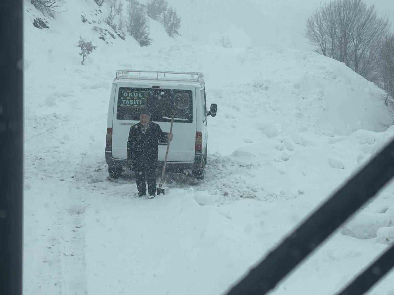 SİİRT’İN ŞİRVAN İLÇESİNE BAĞLI ELMADALI VE YAMAÇLI KÖYLERİ ARASINDA, KAR VE TİPİ NEDENİYLE MAHSUR...