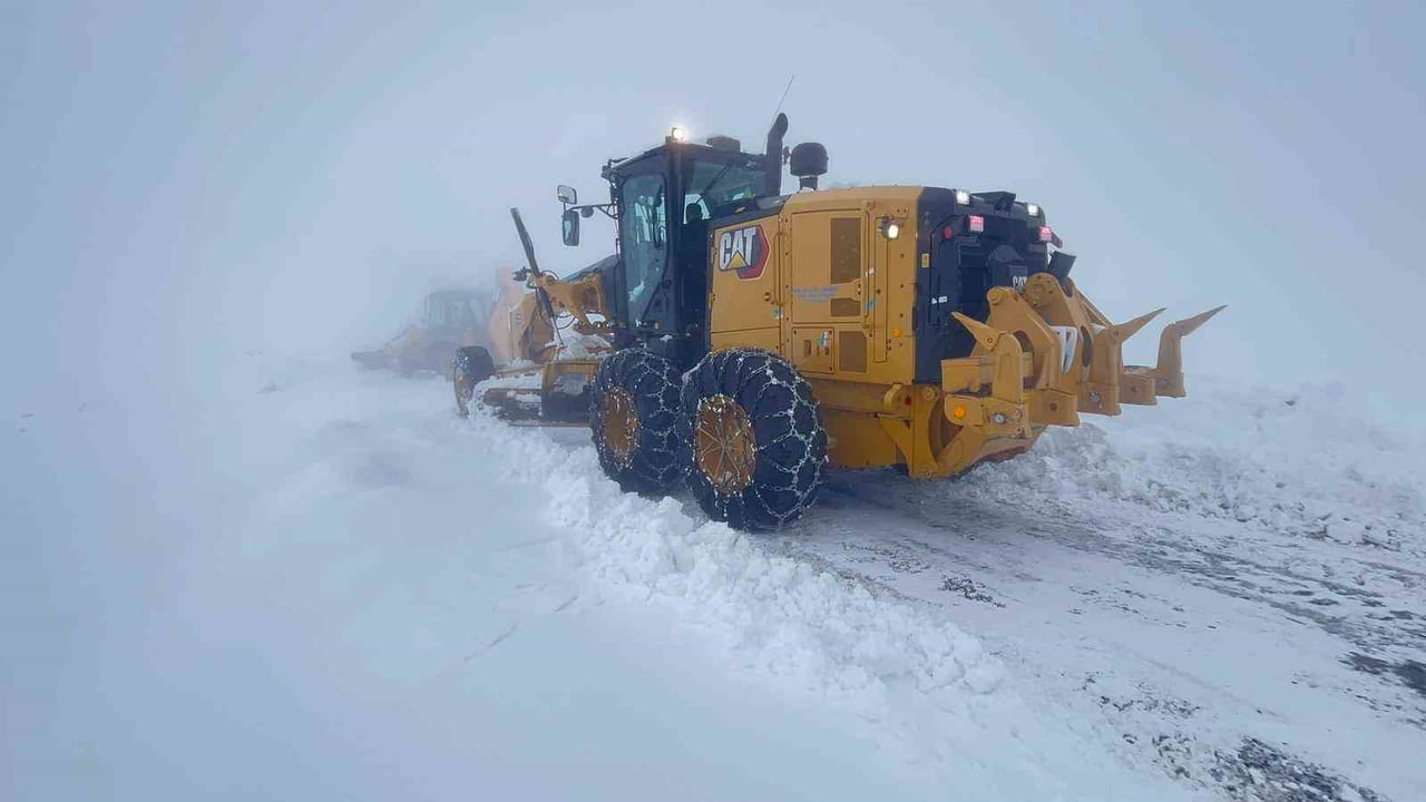 SİİRT MERKEZDE KAR YAĞIŞINDAN KAPANAN 14 KÖY YOLU ULAŞIMA AÇILDI.