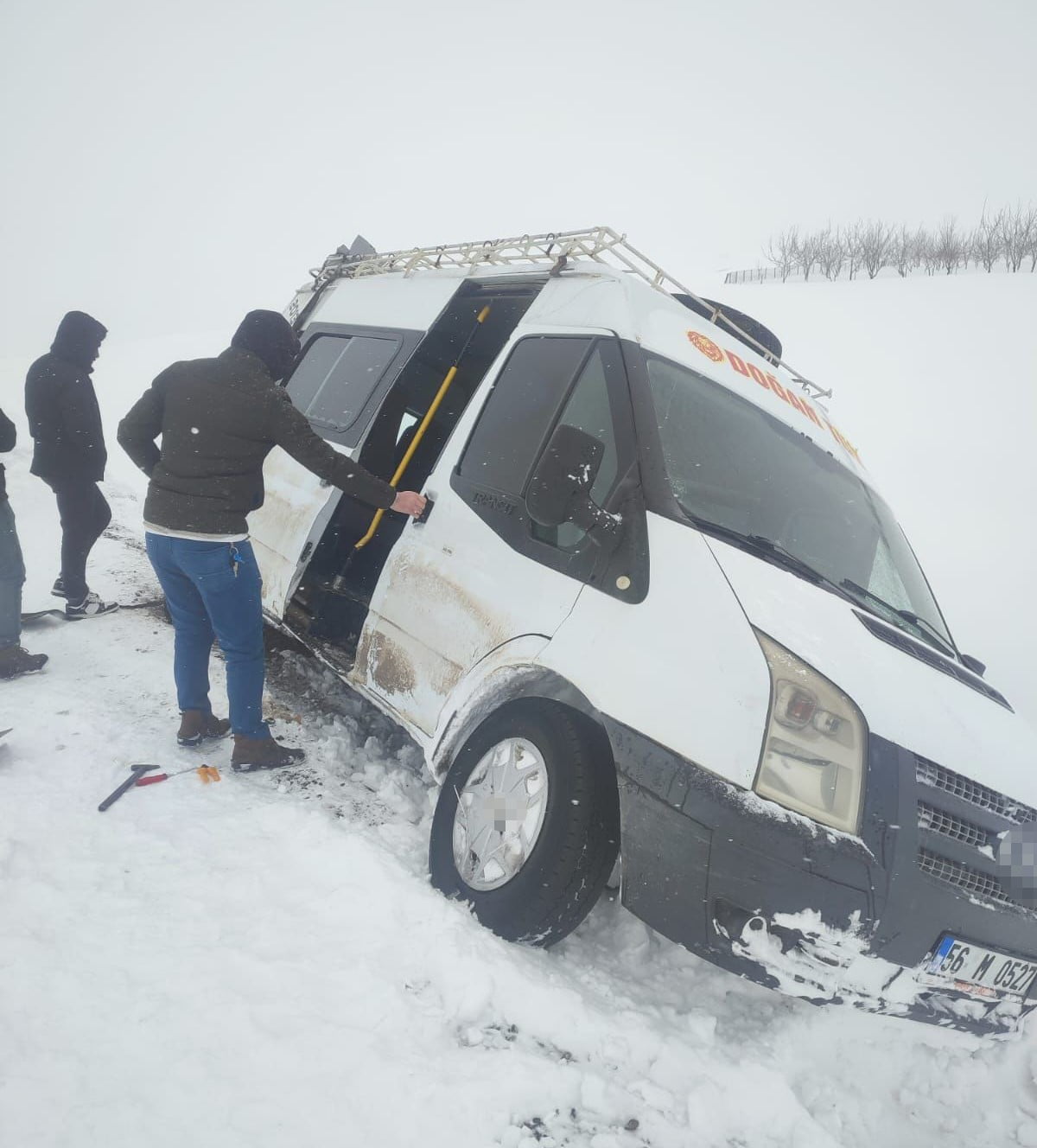 SİİRT ÖZEL İDARE EKİPLERİ KARLA KAPLI YOLLARI AÇARKEN HASTALARI SAĞLIK EKİPLERİNE...