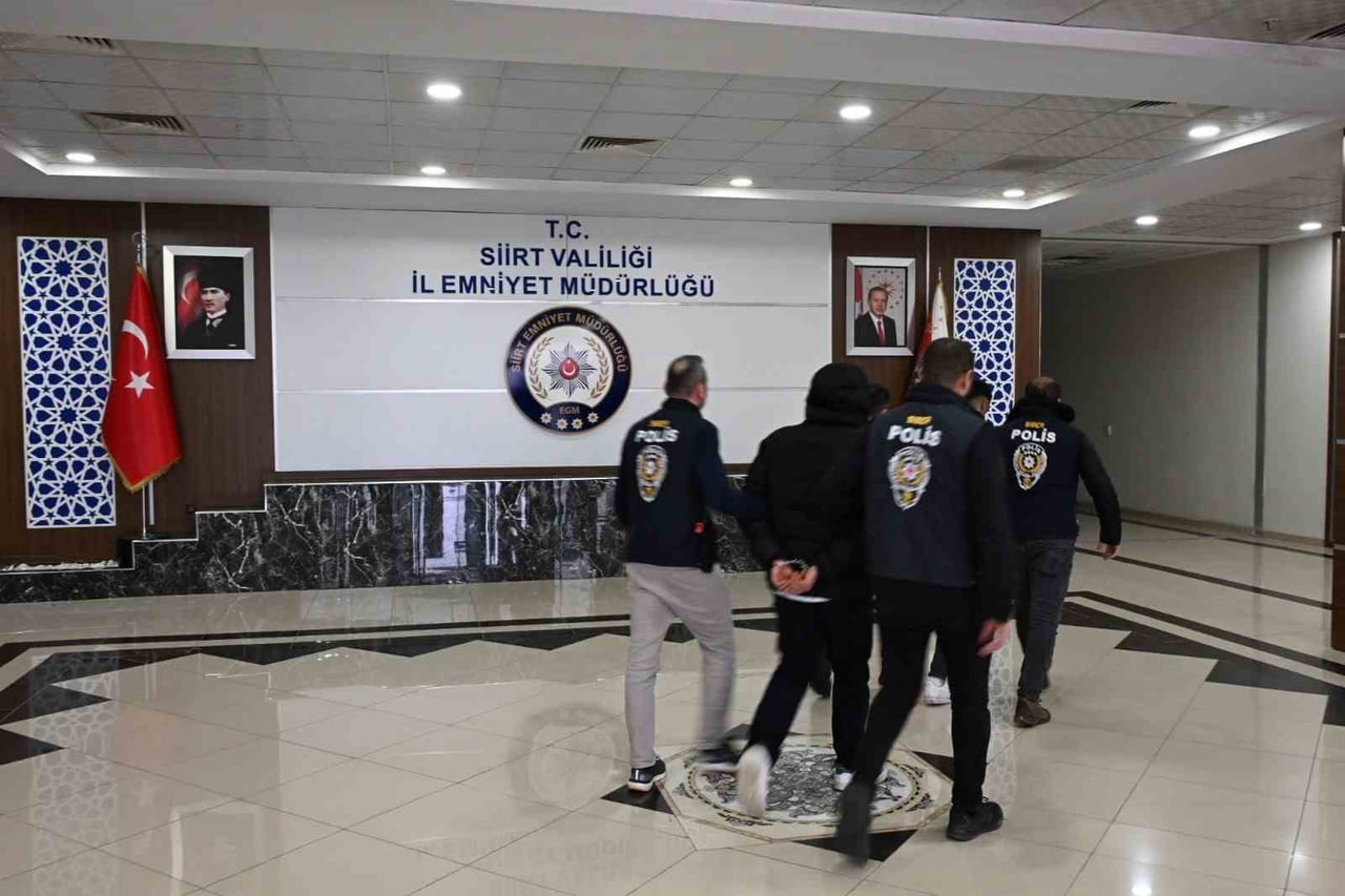 SİİRT’TE SOSYAL MEDYA ÜZERİNDEN VERDİKLERİ "SAHTE ARAÇ SATIM" İLANIYLA 4 KİŞİYİ DOLANDIRAM 2...