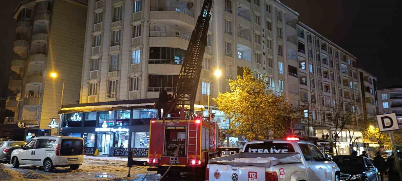 SİİRT’TE YOĞUN KAR YAĞIŞININ ARDINDAN ÇATILARDA BİRİKEN KAR KÜTLELERİ İTFAİYE EKİPLERİ TARAFINDAN...