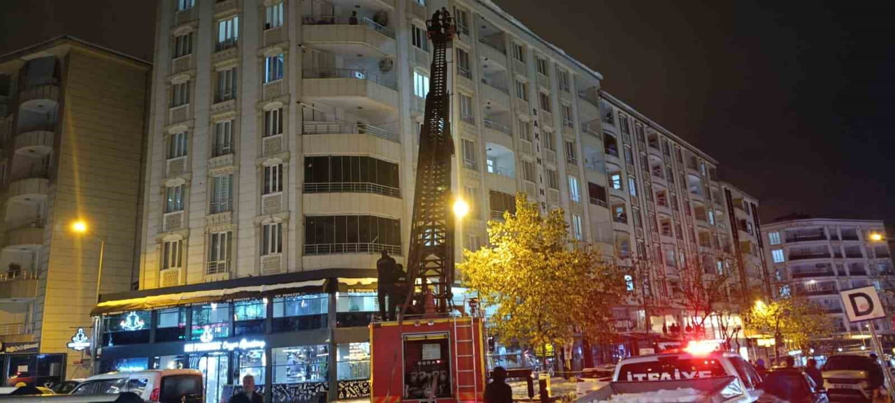 SİİRT’TE YOĞUN KAR YAĞIŞININ ARDINDAN ÇATILARDA BİRİKEN KAR KÜTLELERİ İTFAİYE EKİPLERİ TARAFINDAN...