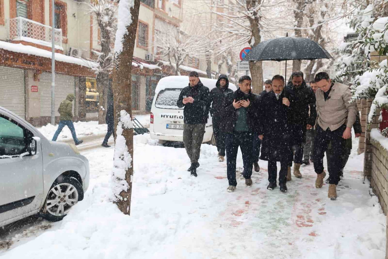 SİİRT VALİSİ VE BELEDİYE BAŞKAN VEKİLİ DR. KEMAL KIZILKAYA, CUMHURİYET CADDESİ’NDE ESNAF VE...