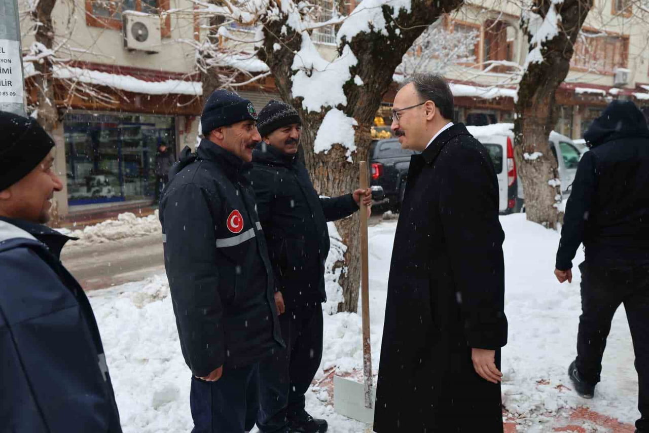 SİİRT VALİSİ VE BELEDİYE BAŞKAN VEKİLİ DR. KEMAL KIZILKAYA, CUMHURİYET CADDESİ’NDE ESNAF VE...