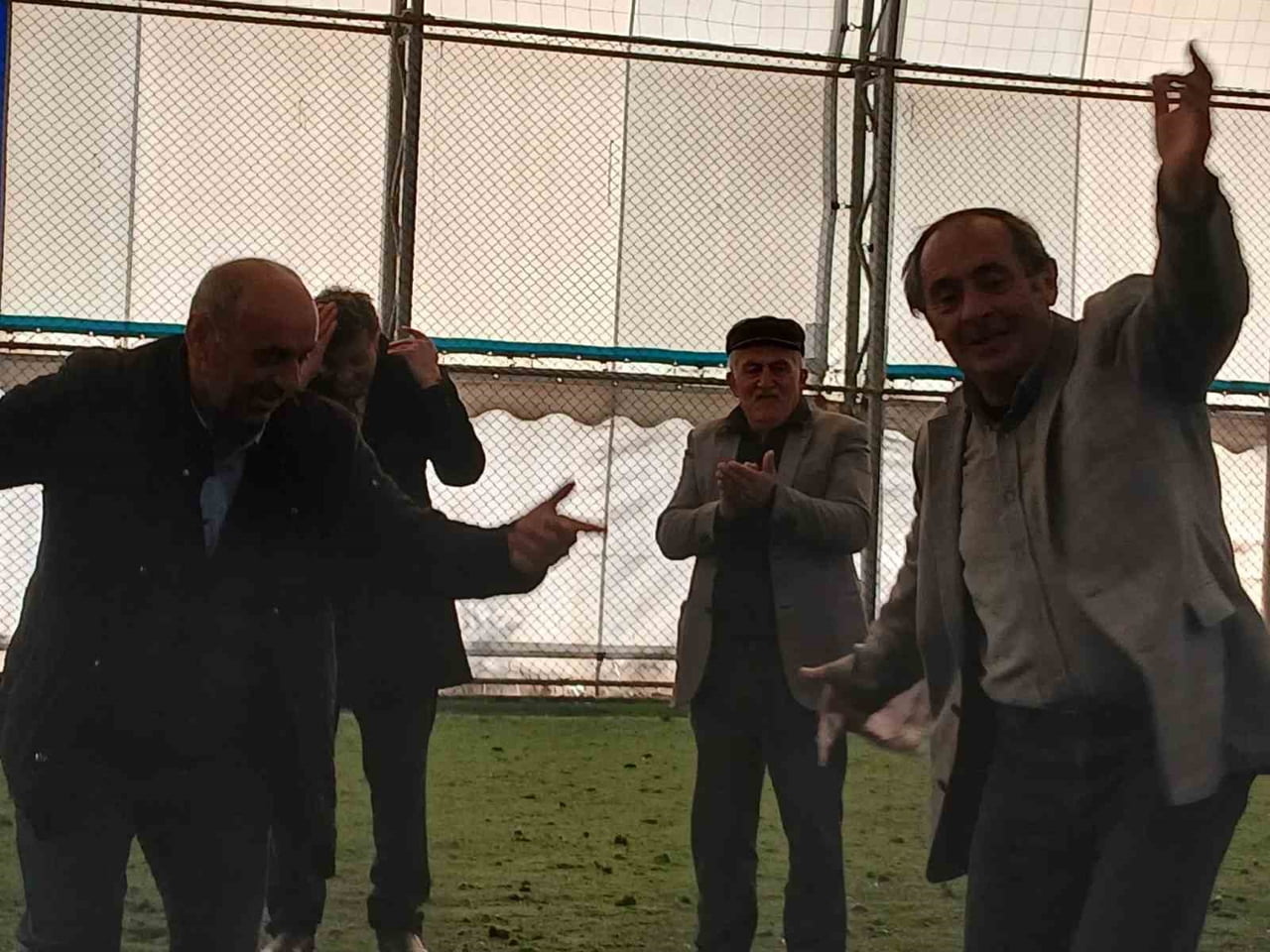 SILA ZİYARETİ İÇİN GELDİĞİ POSOF'TA HEMŞERİLERİ İLE BİR ARAYA GELEN YENER, GELENEKSEL KÜLTÜRLERİNİ...