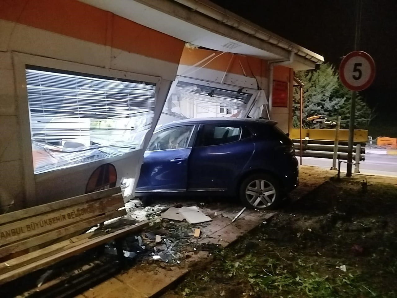 SİLİVRİ'DE ALKOLLÜ SÜRÜCÜNÜN KULLANDIĞI OTOMOBİL, KONTROLDEN ÇIKARAK KARAYOLLARI'NA AİT KANTAR...