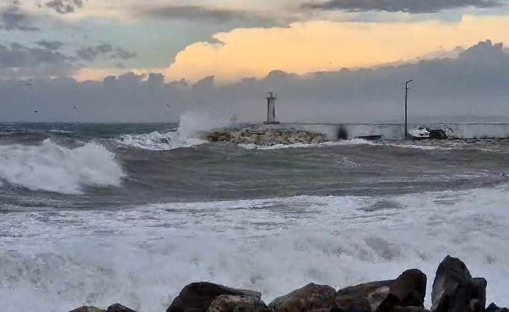 SİLİVRİ SAHİLİNDE ETKİLİ OLAN ŞİDDETLİ LODOS, DALGA BOYUNU ARTIRDI.