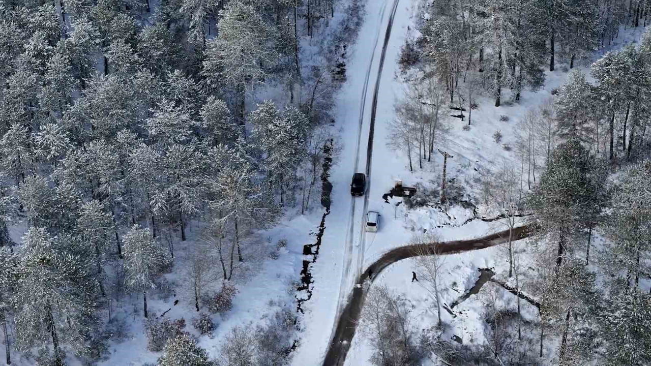 SINDIRGI’DA MERKEZDE YAĞMUR, YÜKSEK KESİMLERDE KAR YAĞIŞI ETKİLİ OLDU
