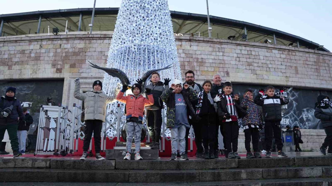 SINDIRGILI DEPREMZEDE ÖĞRENCİLER, BEŞİKTAŞ- KAYSERİSPOR KARŞILAŞMASINI TÜPRAŞ STADYUMU'NDA...