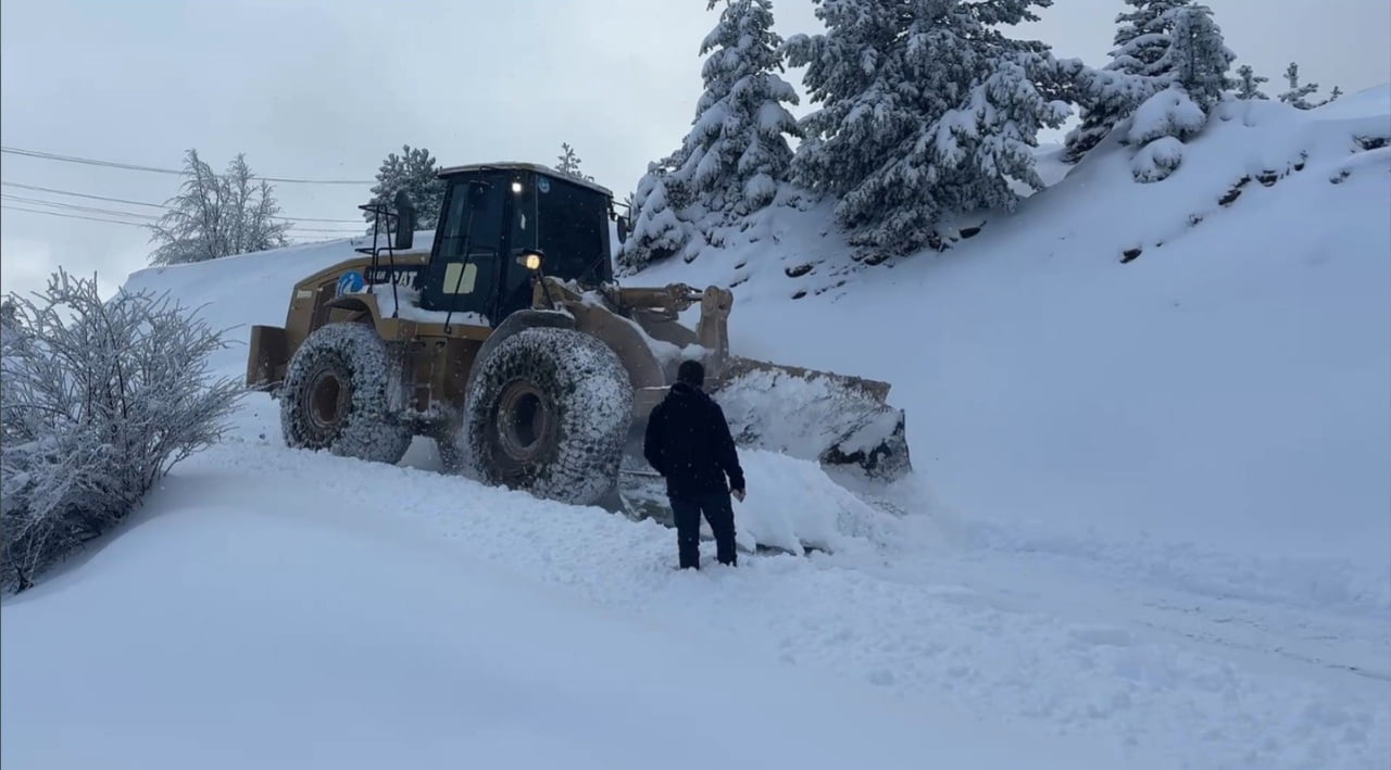 SİNOP'TA OLUMSUZ HAVA KOŞULLARI VE KAR YAĞIŞI ULAŞIMI ETKİLERKEN, 39 KÖYDE ENERJİ KESİNTİSİ...