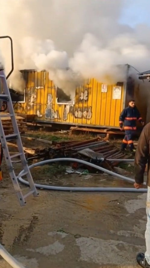 SİNOP'UN BOYABAT İLÇESİNDE BİR ŞANTİYEDE BULUNAN KONTEYNERDE ÇIKAN YANGIN, İTFAİYE EKİPLERİNİN...