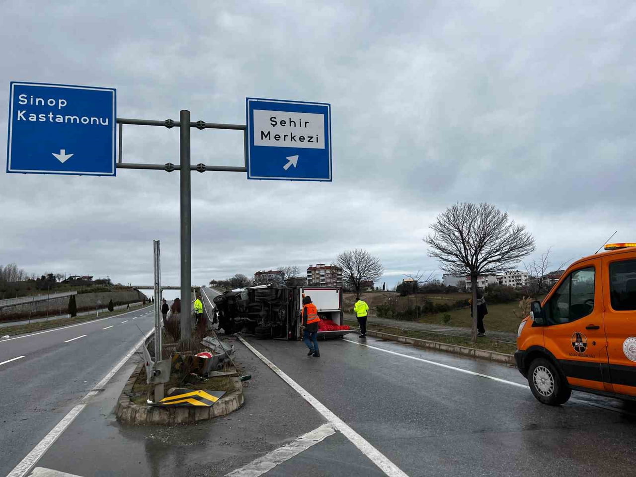 SİNOP'UN GERZE İLÇESİNDE KONTROLDEN ÇIKAN KAMYONET DEVRİLDİ.