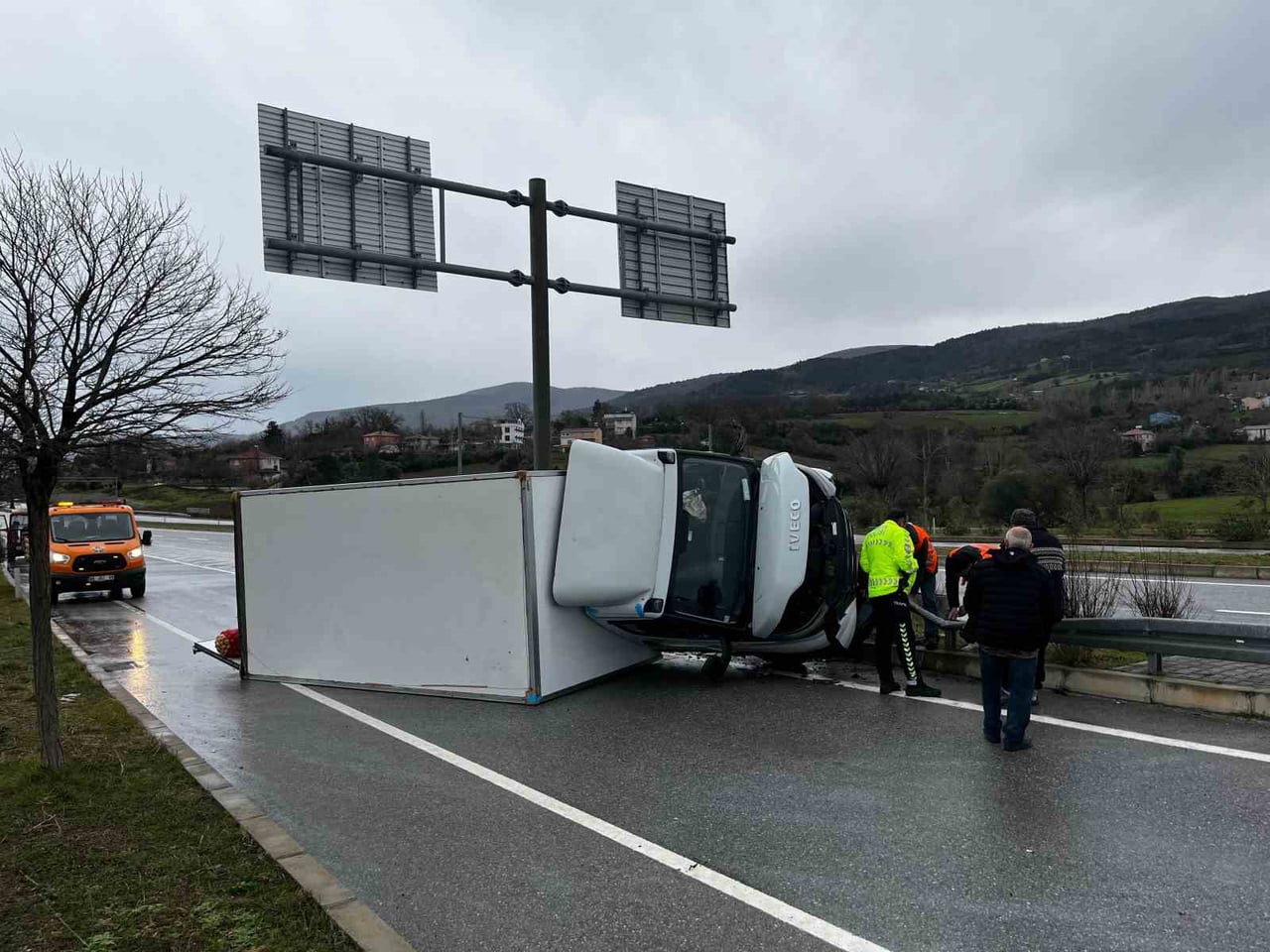 SİNOP'UN GERZE İLÇESİNDE KONTROLDEN ÇIKAN KAMYONET DEVRİLDİ.