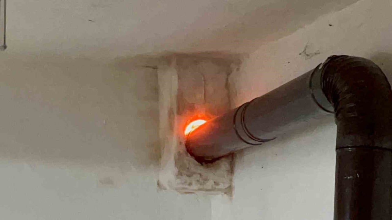 SİNOP’TA 4 KATLI BİR BİNANIN GİRİŞ KATINDA ÇIKAN BACA YANGINI, İTFAİYE EKİPLERİNİN HIZLI...