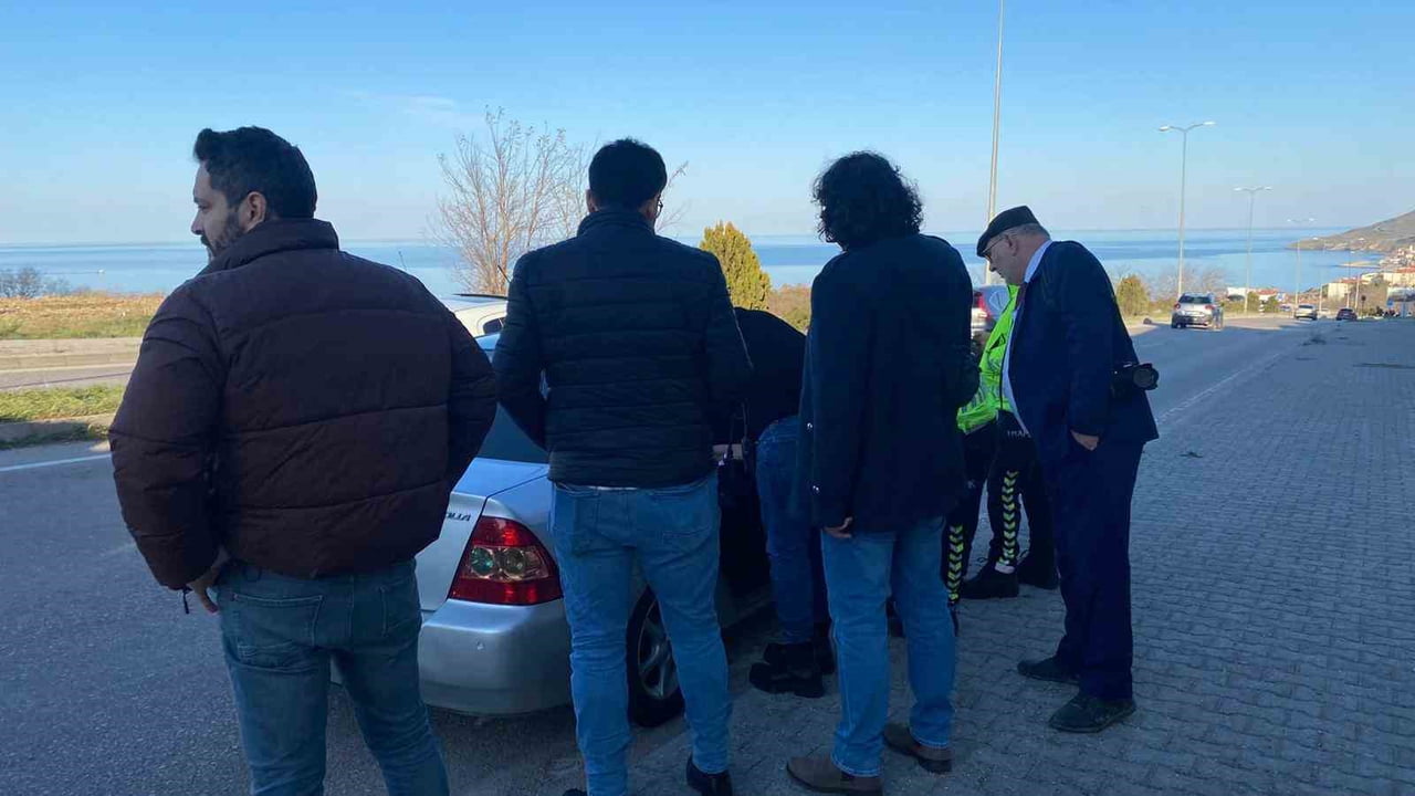 SİNOP’TA SEYİR HALİNDEYKEN KALP KRİZİ GEÇİREN OTOMOBİL SÜRÜCÜSÜ, SAĞLIK EKİPLERİNİN HIZLI...