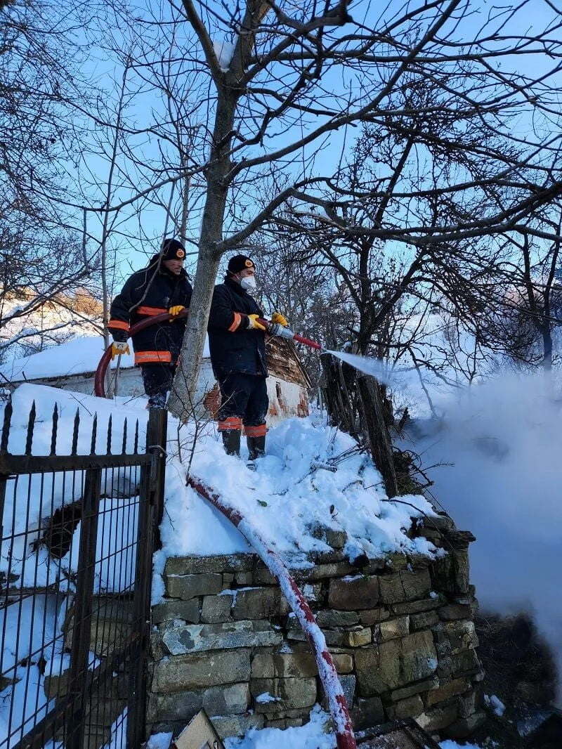 SİNOP’UN GERZE İLÇESİNDE BİR AHIRDA ÇIKAN YANGINDA 9 BÜYÜKBAŞ HAYVAN YANARAK TELEF OLDU.