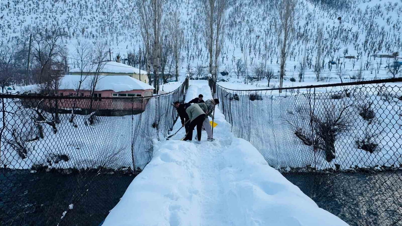 ŞIRNAK'IN BEYTÜŞŞEBAP İLÇESİNDE 52 YIL ÖNCE YAPILAN ASMA KÖPRÜYE GÖZÜ GİBİ BAKAN KÖYLÜLER KIŞ...