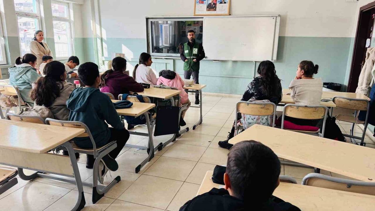 ŞIRNAK'IN BEYTÜŞŞEBAP İLÇESİNDE YEŞİLAY CEMİYETİ GÖNÜLLÜLERİ ÖĞRENCİLERE BAĞIMLILIK EĞİTİMİ...