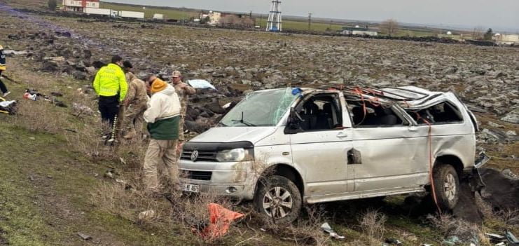 ŞIRNAK'IN İDİL İLÇESİNDE YAĞMUR NEDENİ İLE KAYGANLAŞAN YOLDA KONTROLDEN ÇIKAN KAMYONETİN...