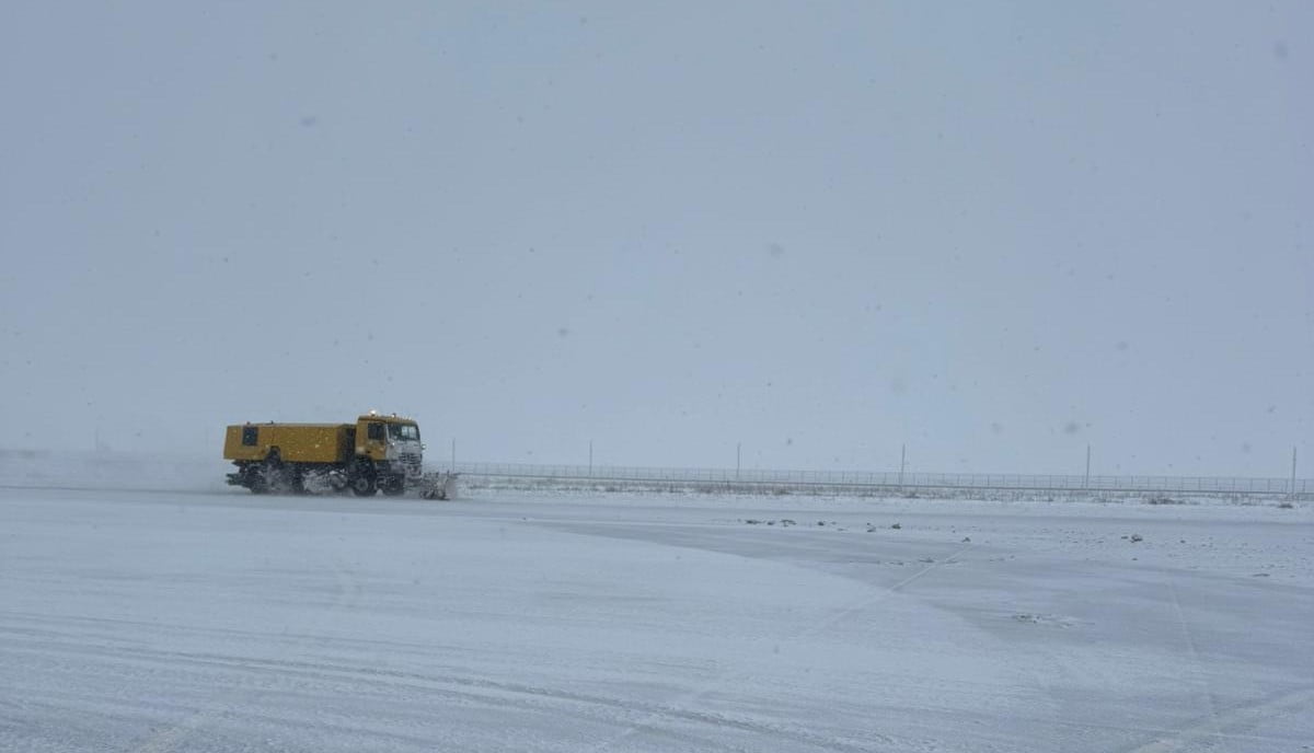 ŞIRNAK'TA ETKİLİ OLAN YOĞUN KAR YAĞIŞI VE OLUMSUZ HAVA KOŞULLARI, ULAŞIMI VE GÜNLÜK YAŞAMI CİDDİ...