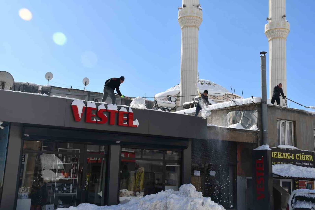 ŞIRNAK'TA KAR YAĞIŞI SONRASI DAMLARDA BİRİKEN KAR TEMİZLİYOR.