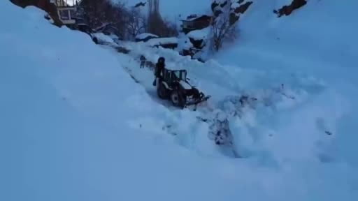 Şırnak'ta yol açma çalışmalarında çığ engeli