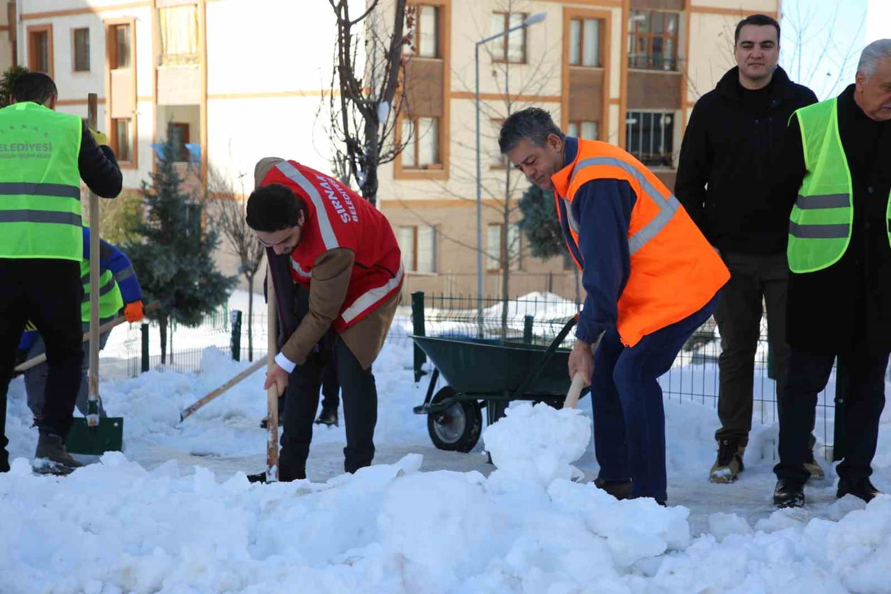 ŞIRNAK BELEDİYESİ EKİPLERİ, KENT GENELİNDE ÇALIŞMALARINI ARALIKSIZ SÜRDÜRÜYOR.