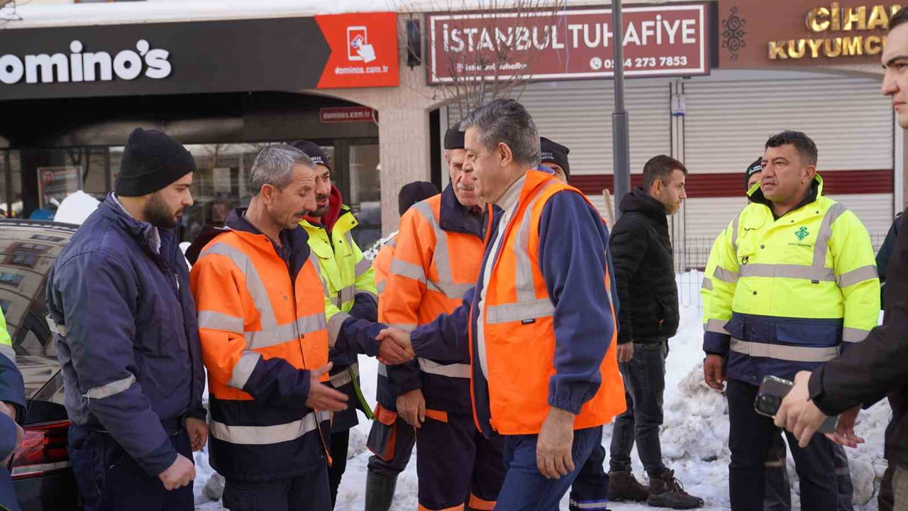 ŞIRNAK BELEDİYESİ EKİPLERİ, KENT GENELİNDE ÇALIŞMALARINI ARALIKSIZ SÜRDÜRÜYOR.
