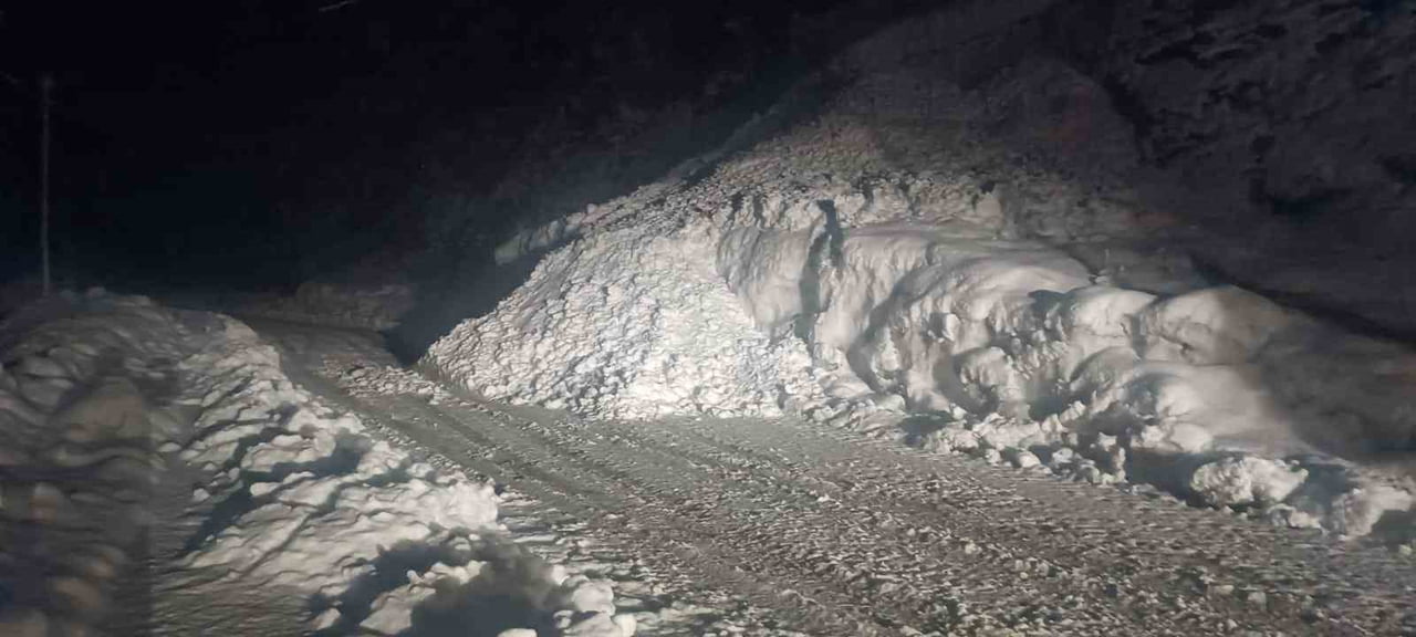 ŞIRNAK BEYTÜŞŞEBAP YOLUNA ÇIĞ DÜŞTÜ. EKİPLER YOLU AÇMAK İÇİN ÇALIŞMA BAŞLATTI.