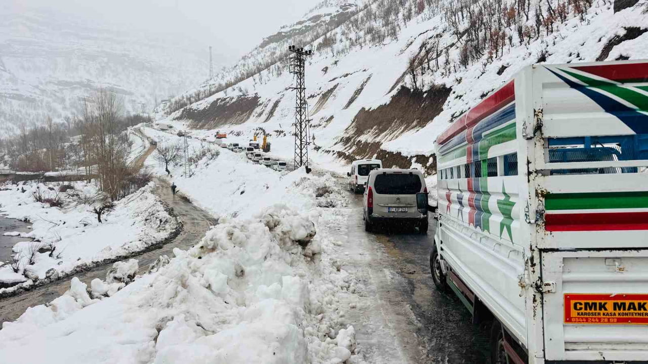ŞIRNAK’IN BEYTÜŞŞEBAP İLÇESİNDE BUZLANMA NEDENİYLE KAZA OLDU İKİ YARALI HASTANELERE KALDIRILDI...