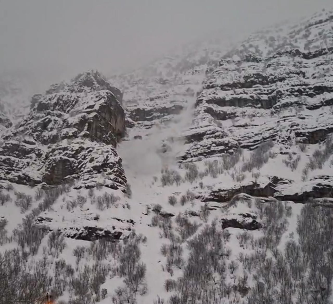 ŞIRNAK’IN BEYTÜŞŞEBAP İLÇESİNDE ETKİLİ OLAN KAR YAĞIŞI ÇIĞA NEDEN OLDU. ÇIĞ DÜŞME ANI, CEP...