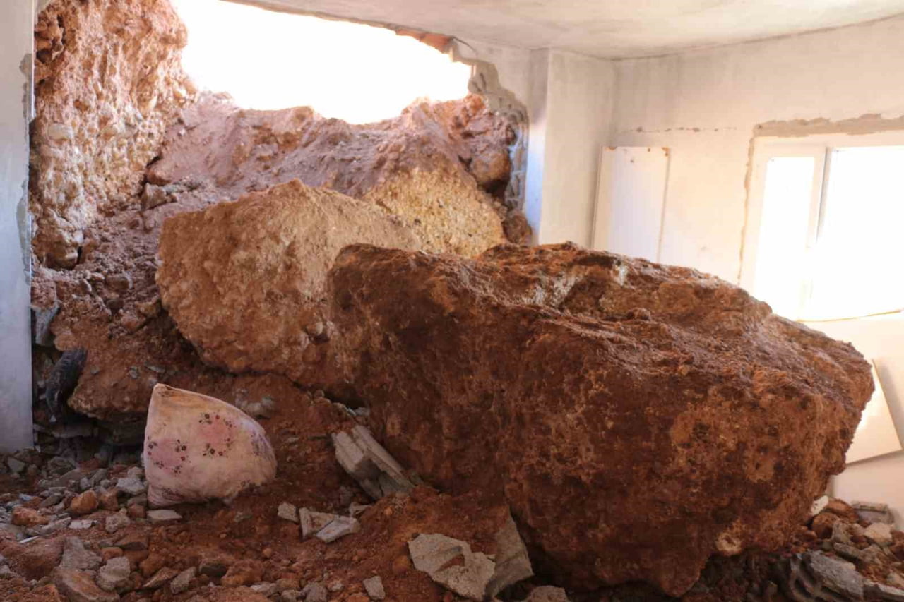 ŞIRNAK’IN CİZRE İLÇESİNDE MEYDANA GELEN HEYELANDA, YAMAÇTAN KOPAN DEV KAYA PARÇALARI BİR EVİN...