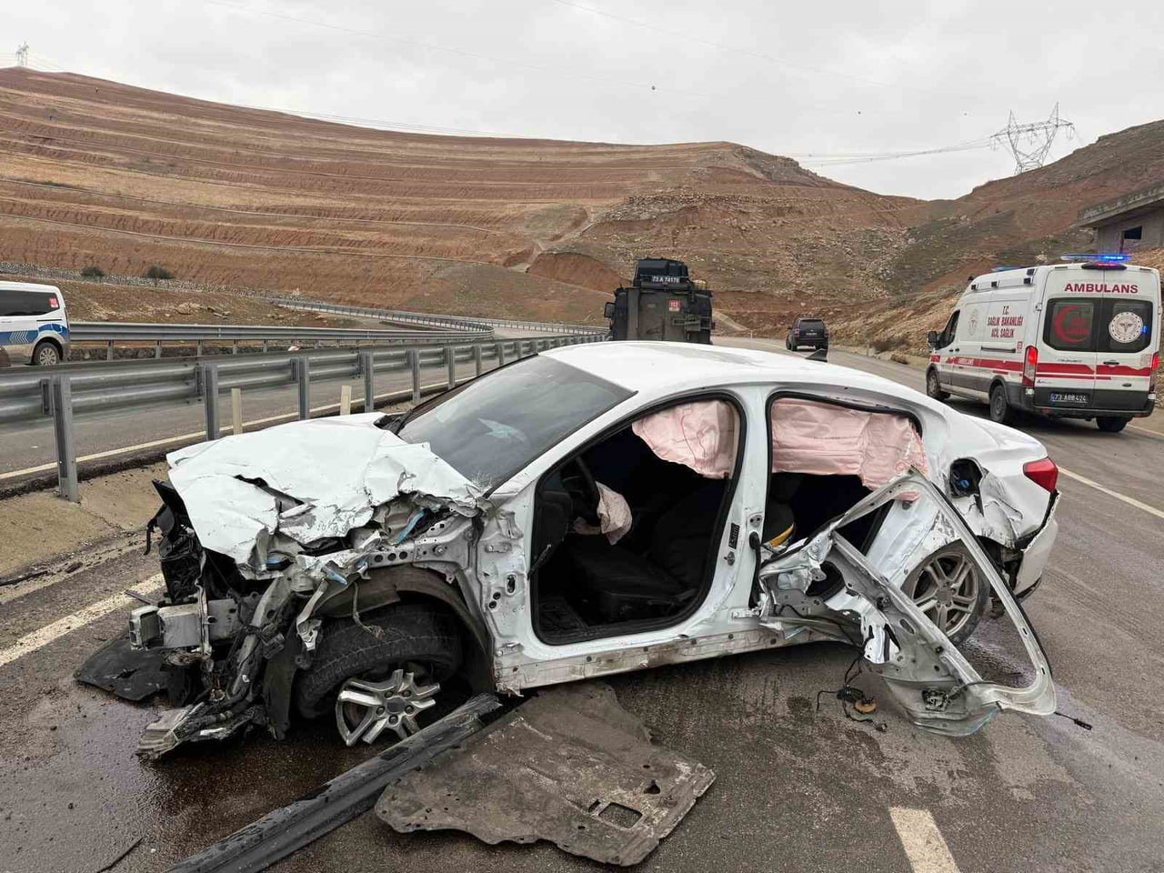 ŞIRNAK’IN CİZRE İLÇESİNDE SEYİR HALİNDEKİ OTOMOBİLİN KAZA YAPMASI SONUCU YAŞANAN TRAFİK KAZASINDA...