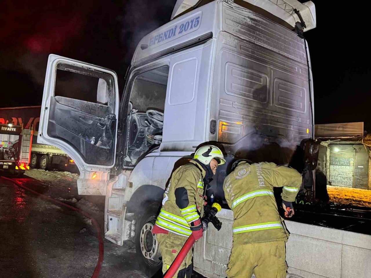 ŞIRNAK’IN CİZRE İLÇESİNDE SEYİR HALİNDEKİ TIR ALEVLERE TESLİM OLDU. İTFAİYE EKİPLERİ TARAFINDAN...