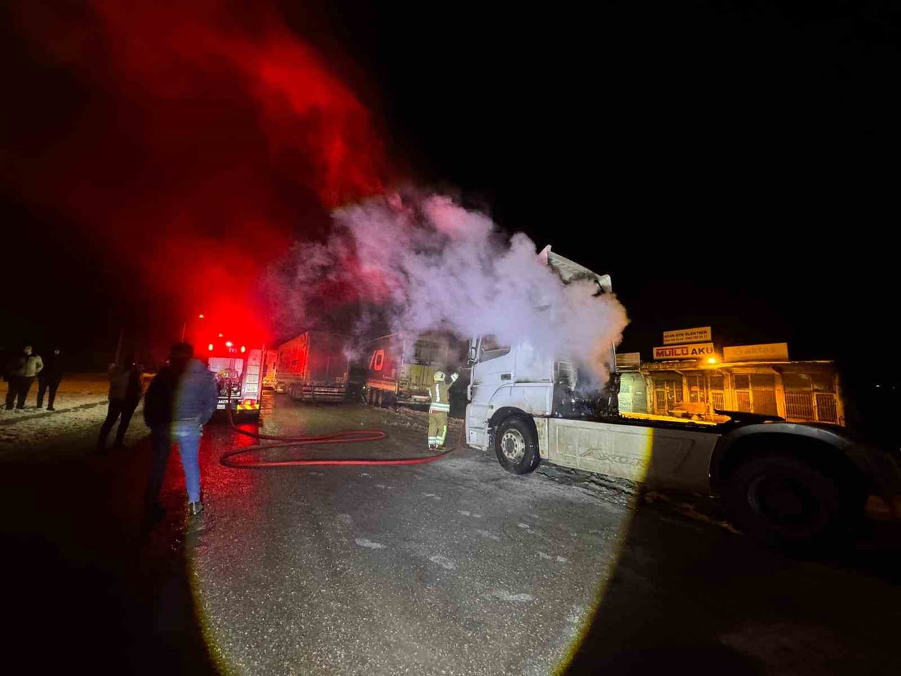 ŞIRNAK’IN CİZRE İLÇESİNDE SEYİR HALİNDEKİ TIR ALEVLERE TESLİM OLDU. İTFAİYE EKİPLERİ TARAFINDAN...