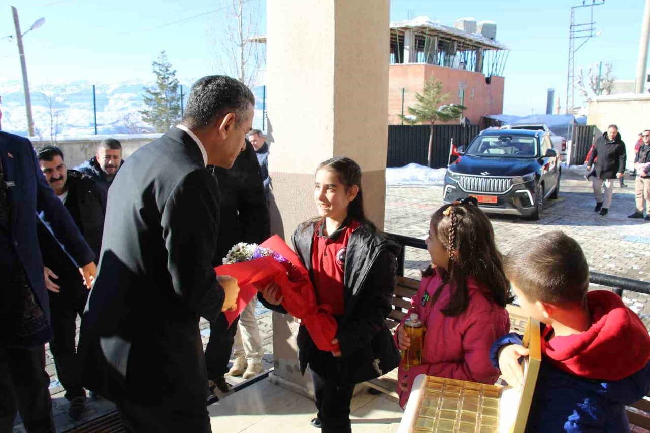 ŞIRNAK MERKEZ VE İLÇELERİNDE 712 OKULDA 144 BİN 727 ÖĞRENCİ KARNE ALARAK YARI YIL TATİLENE...