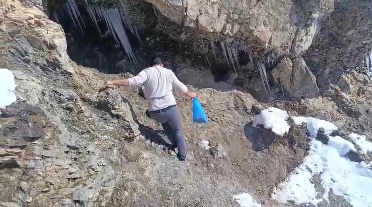 ŞIRNAK’TA AÇ KALAN KEKLİKLER İÇİN DOĞAYA YEM BIRAKTILAR. GÖNÜLLÜ VATANDAŞLAR MAĞARA VE KAYALIK...
