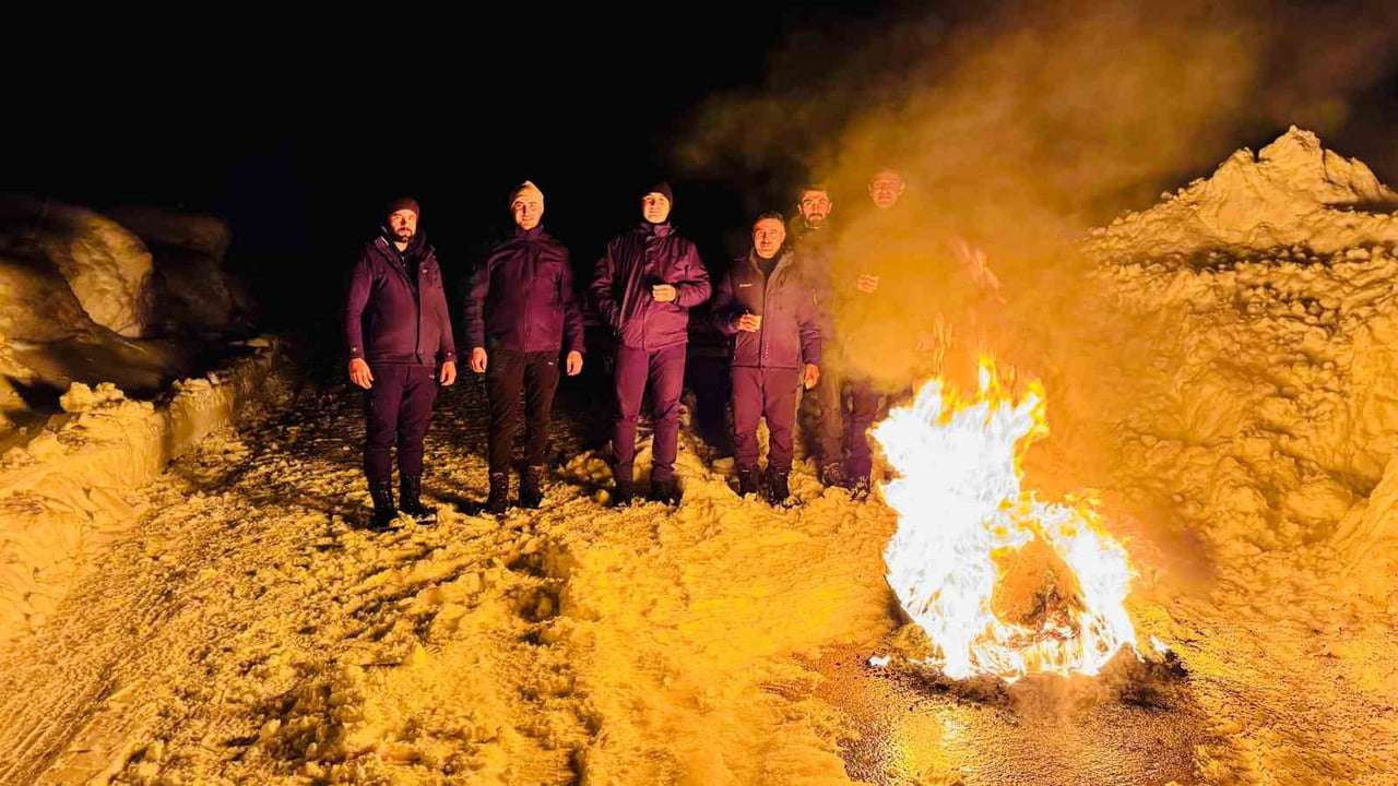 ŞIRNAK’TA ACİL BİR HASTA İÇİN KAYMAKAM VE ÖZEL İDARE VE EKİPLERİ SEFERBER OLDU. HASTAYI ALMAYA...