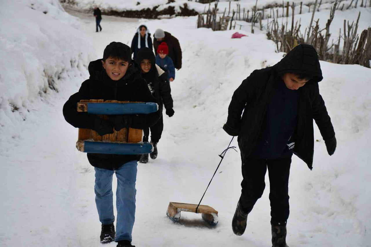 ŞIRNAK’TA ÇOCUKLARIN KIZAKLARLA KAR KEYFİ GÜNLERDİR DEVAM EDİYOR. KULLANILMAYAN YOLLARI KAYAK...