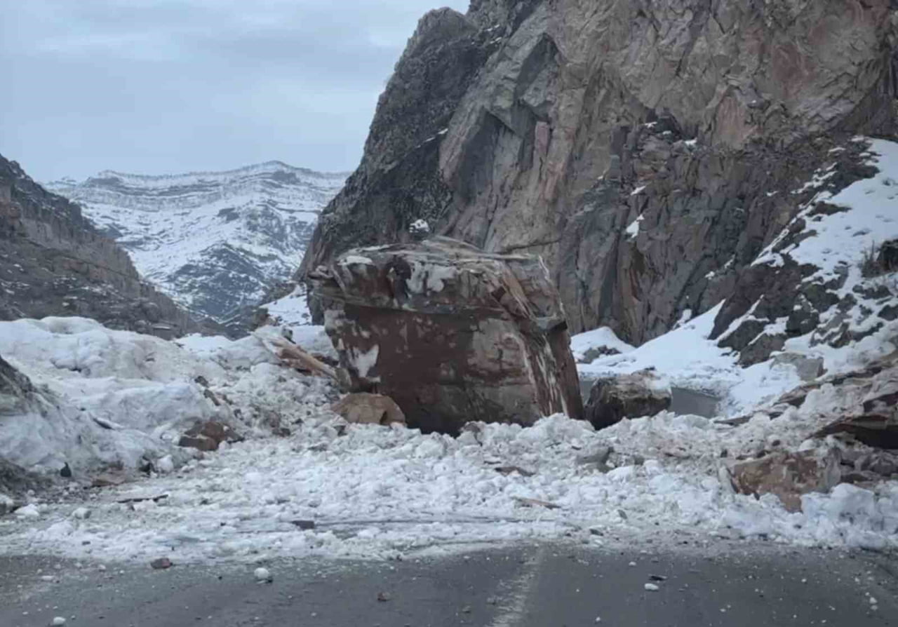 ŞIRNAK’TA DEV KAYA İLÇE YOLUNU ULAŞIMA KAPATTI. EKİPLER ÇALIŞMA BAŞLATTTI.