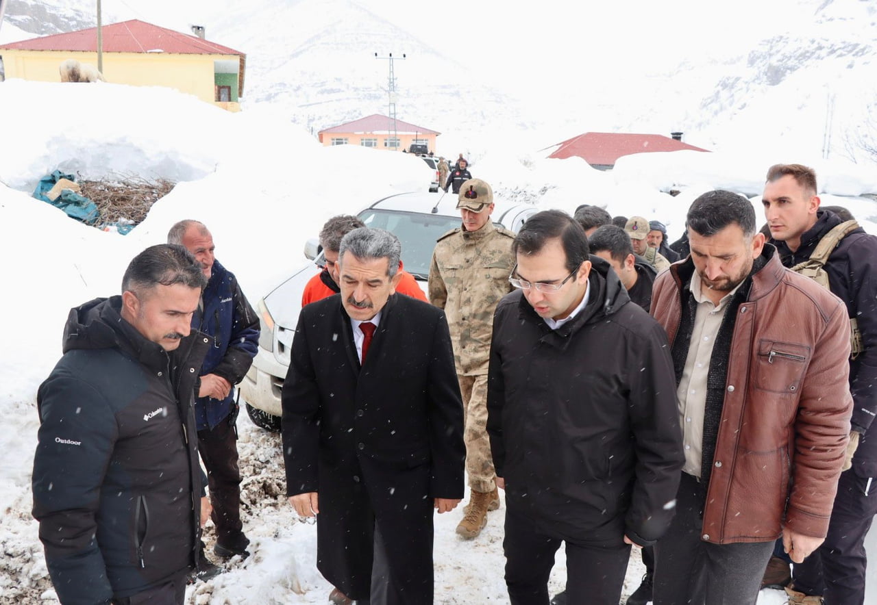 ŞIRNAK’TA GEÇTİĞİMİZ GÜNLERDE BİR EVİN ÜZERİNE ÇIĞ DÜŞMÜŞTÜ VALİ KÖYDE VATANDAŞLARLA BİR ARAYA...