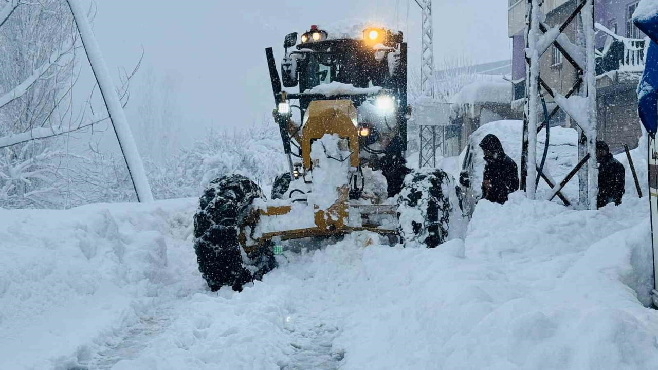 ŞIRNAK’TA İKİ HASTA İÇİN EKİPLER ZAMANLA YARIŞTI. 1 METRE KAR YAĞAN YOLDA ZORLU...