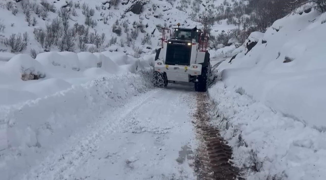 ŞIRNAK’TA KARLA MÜCADELE ÇALIŞMALARI ARALIKSIZ DEVAM EDİYOR. KARLA KAPLI YOLLAR EKİPLER TARAFINDAN...