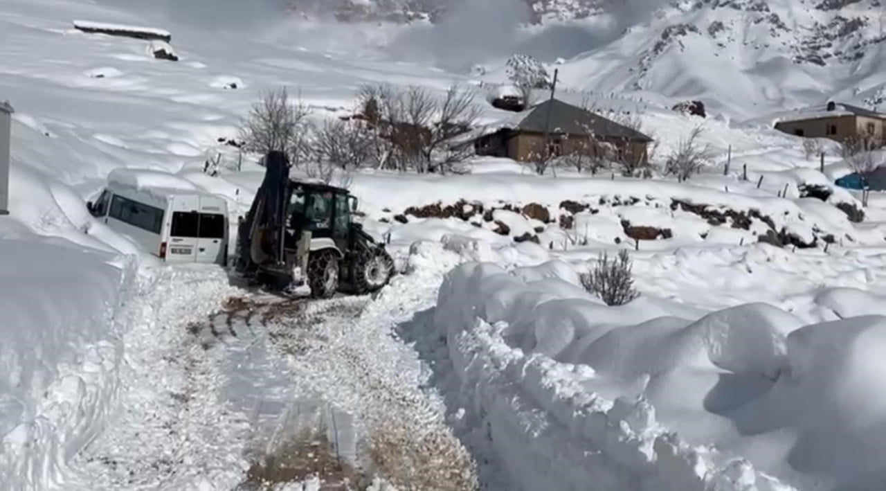 ŞIRNAK’TA KARLA MÜCADELE DEVAM EDİYOR. KAR YAĞIŞININ ETKİLİ OLDUĞU BEYTÜŞŞEBAP İLÇESİNDE EKİPLERİN...