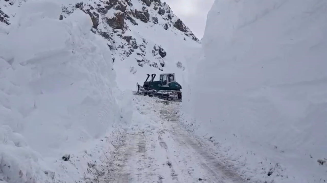 ŞIRNAK’TA KARLA MÜCADELE DEVAM EDİYOR. KARLI YOLLAR EKİPLER TARAFINDAN AÇILIYOR.