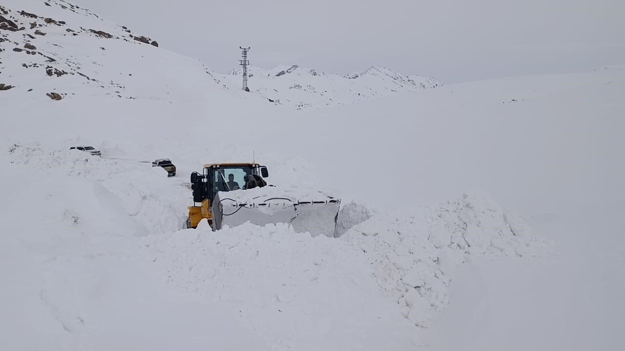 ŞIRNAK’TA KARLA MÜCADELE TİMLERİ 1 AYDIR YOL AÇMA ÇALIŞMALARINA DEVAM EDİYOR. İŞ MAKİNASI BOYUNU...