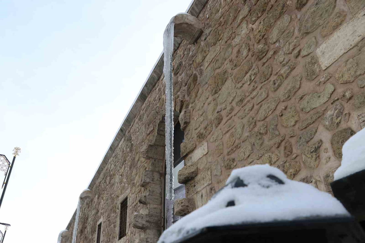 SİVAS'TA DONDURUCU SOĞUKLAR NEDENİYLE BEHRAMPAŞA HANI'NIN DUVARLARINDA 4 METRE UZUNLUĞUNDA BUZ...