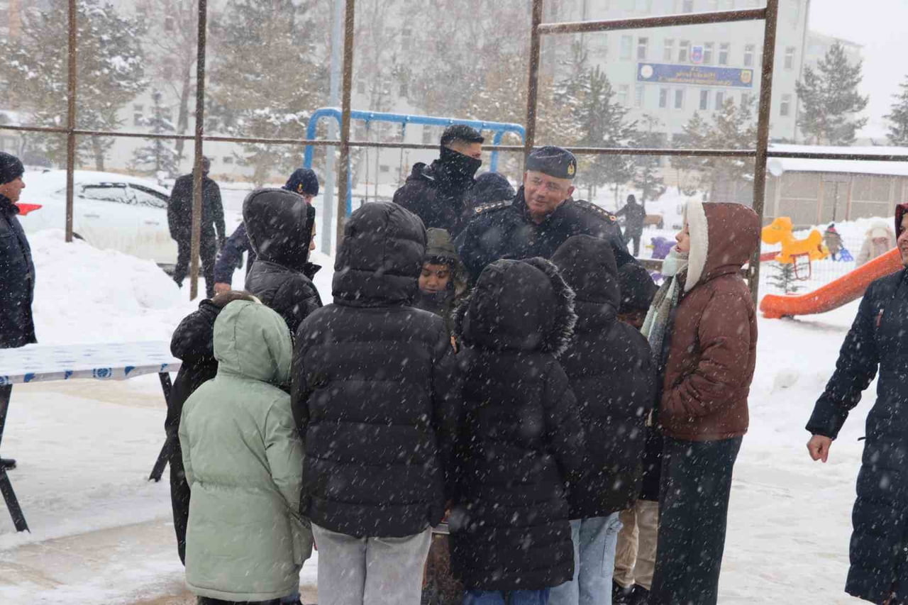 SİVAS İL JANDARMA KOMUTANLIĞI, SEVGİ EVLERİNDE KALAN ÇOCUKLAR İÇİN KIZAK ŞENLİĞİ HAZIRLADI....