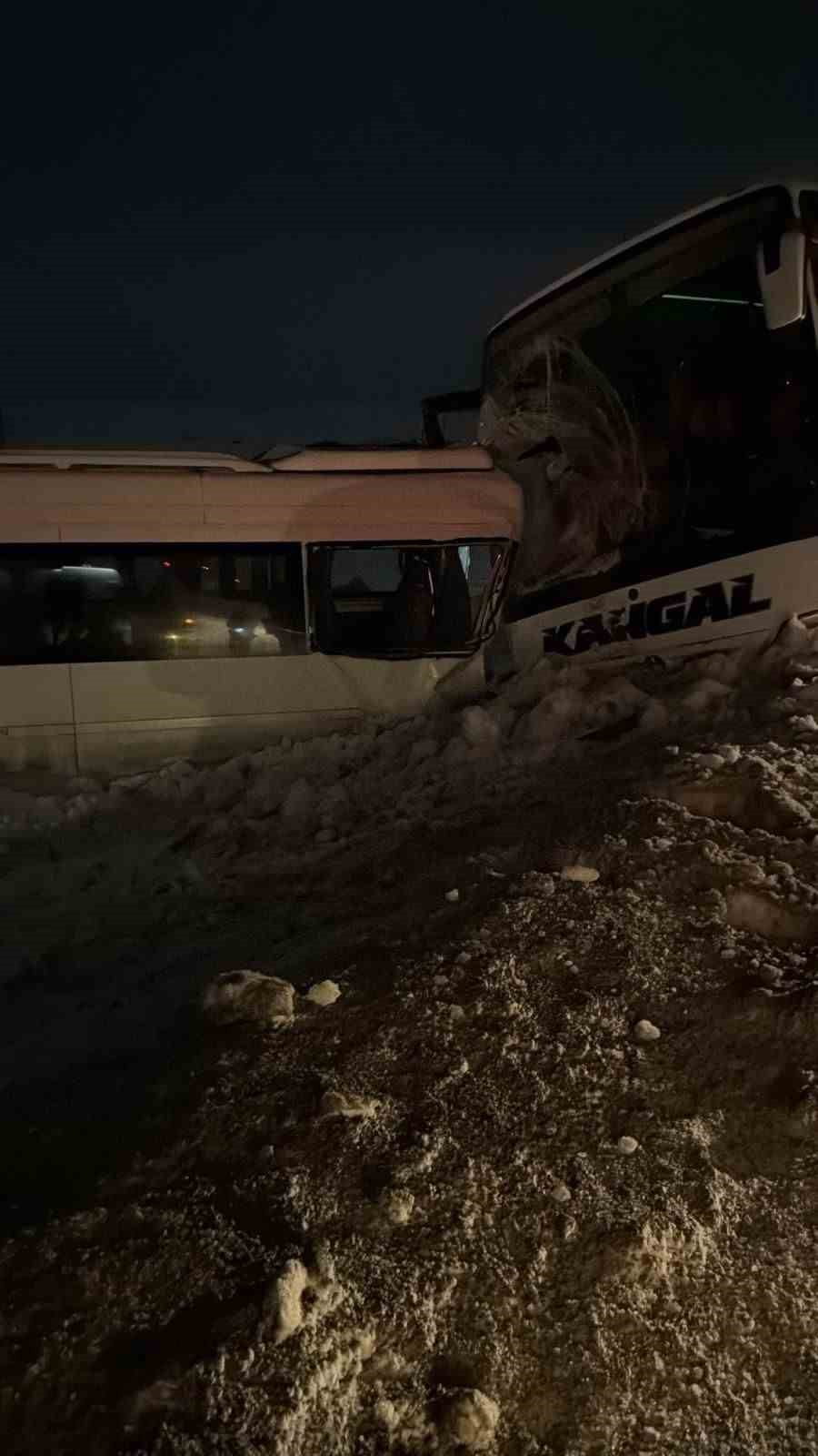 SİVAS’IN KANGAL İLÇESİNDE TERMİK SANTRAL İŞÇİLERİNİ TAŞIYAN SERVİS OTOBÜSÜ, YOĞUN SİS VE BUZLANMA...